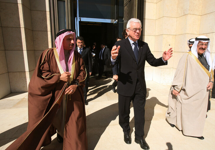 Fotografi 18: Hans-Gert POETTERING, EP President, makes an official visit in Saudi Arabia - EP President with the Saudi Minister of Commerce, H.E. Mr. Abdullah al-Zeinal  at his office in Riyadh, Saudi Arabia