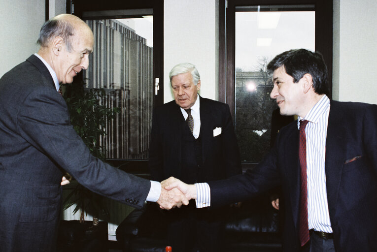 Foto 5: Valery GISCARD D'ESTAING with Helmut SCHMIDT and Enrique BARON CRESPO at the European Parliament.