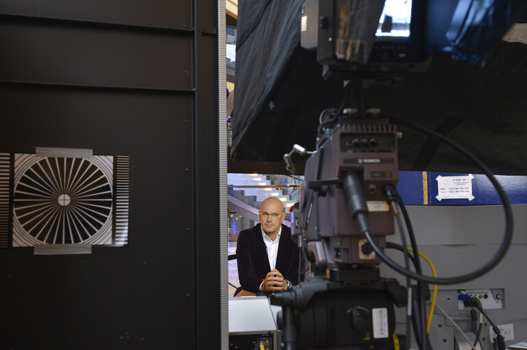 Photo 12: Stand up Position 1 at the Lobby set in Strasbourg