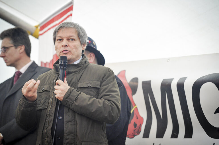 Fotografie 1: EC commissioner in charge of Agriculture and Rural Development addressed to milk producers on the occasion of the farmers demonstration in Brusselds