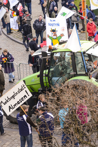 Fotografija 4: Demonstration called '1,000 tractors to Brussels' by European milk producers in the European area of Brussels