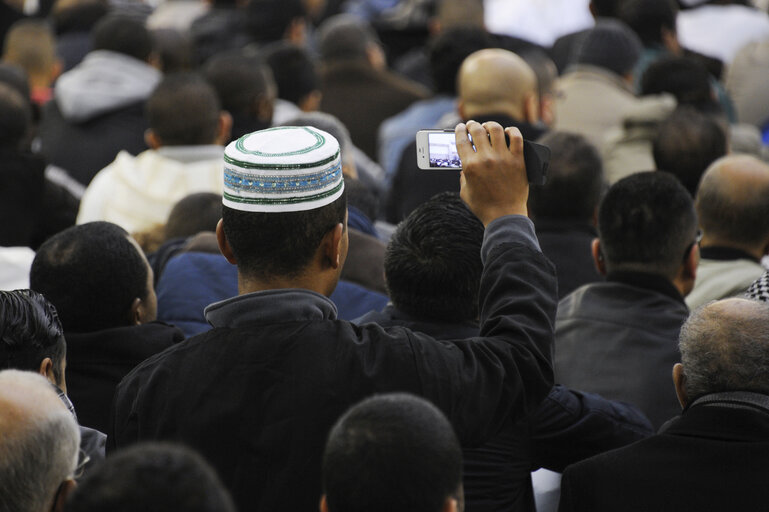 Nuotrauka 27: Muslims praying in the Strasbourg Mosque