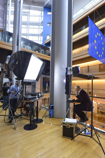 Photo 14: Stand up Position 1 at the Lobby set in Strasbourg