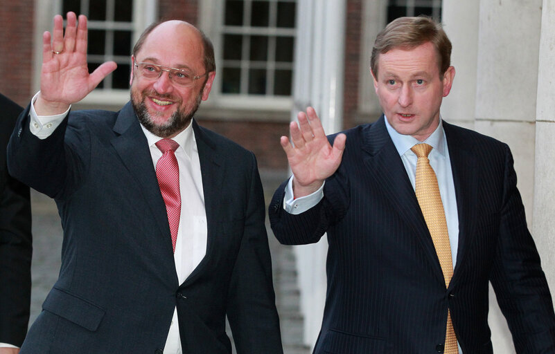 Fotogrāfija 17: CoP in Dublin European Parliament President Martin Schulz (L) waves to journalists with Irish Prime Minister Enda Kenny (R) as he arrives at Dublin Castle in Dublin, Ireland on November 29, 2012.