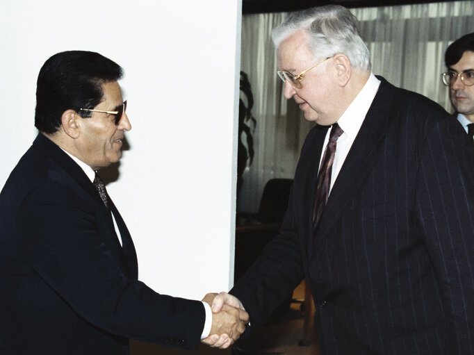 Foto 8: EP President Egon KLEPSCH meets with the Ambassador of Yemen Saleh Ali Al ASHWAL at the European Parliament.