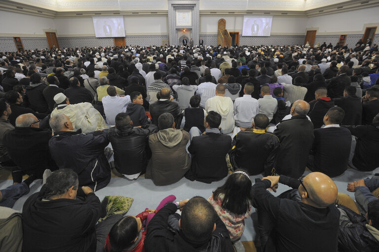 Photo 23: Muslims praying in the Strasbourg Mosque