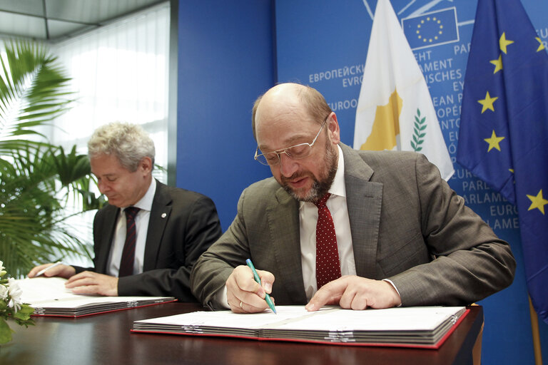 Foto 3: Lex Signing including directives on the Single European Railway Area (Recast), on minimum level of training of seafarers, regulation on agricultural product quality schemes, decision on 2013 as the European Year of Citizens.