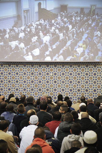 Photo 25: Muslims praying in the Strasbourg Mosque