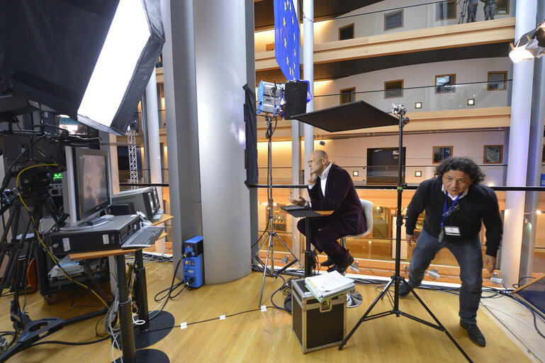 Photo 15: Stand up Position 1 at the Lobby set in Strasbourg