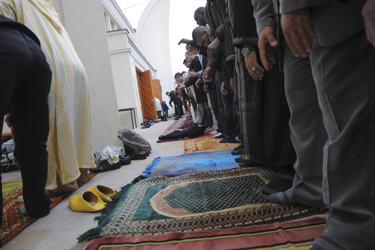 Photo 18: Muslims praying in the Strasbourg Mosque