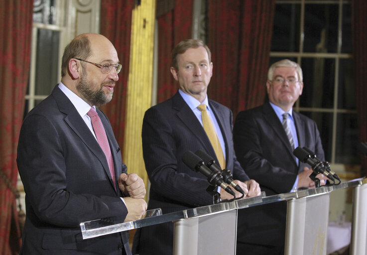 Fotogrāfija 27: European Parliament President Martin Schulz (L), Irish Prime Minister Enda Kenny (C) and deputy Prime Minister Eamon Gilmore (R) speak to journalists during a short press conference at Dublin Castle in Dublin, Ireland on November 29, 2012.