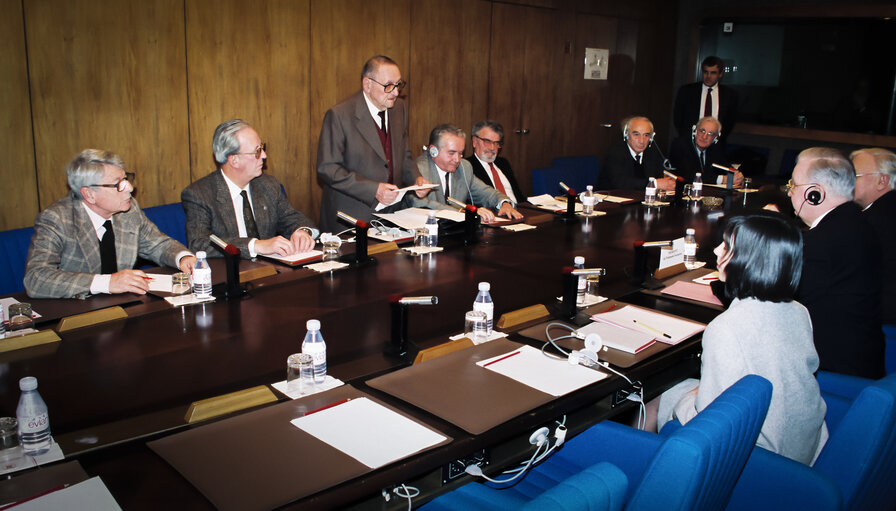 Foto 10: EP President Egon KLEPSCH meets with the Delegation from concentration camps at the European Parliament.