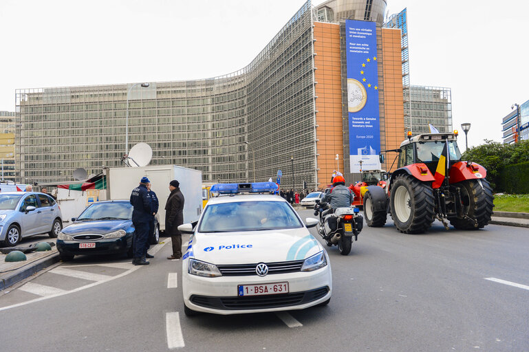 Fotografija 12: Demonstration called '1,000 tractors to Brussels' by European milk producers in the European area of Brussels