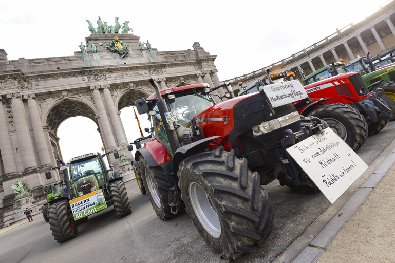 Fotografija 21: Demonstration called '1,000 tractors to Brussels' by European milk producers in the European area of Brussels