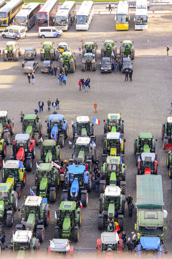 Φωτογραφία 17: Demonstration called '1,000 tractors to Brussels' by European milk producers in the European area of Brussels