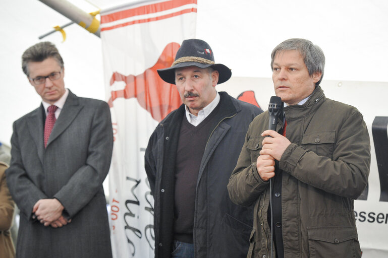 Fotografie 3: EC commissioner in charge of Agriculture and Rural Development addressed to milk producers on the occasion of the farmers demonstration in Brusselds