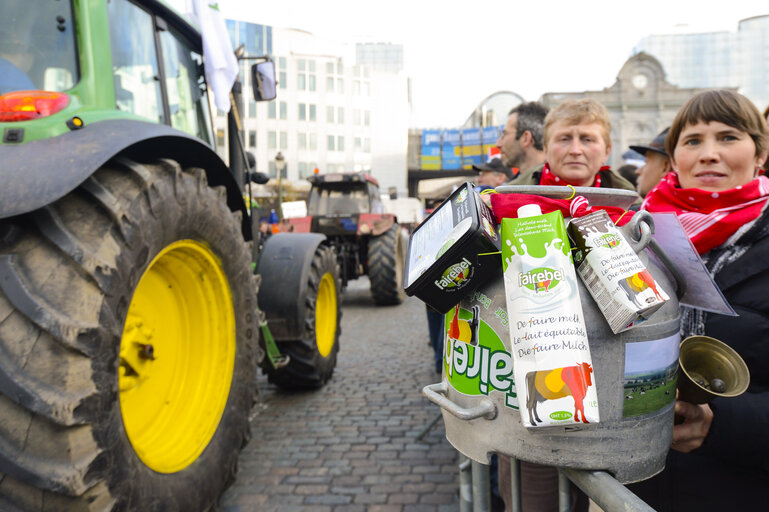 Fotografija 6: Demonstration called '1,000 tractors to Brussels' by European milk producers in the European area of Brussels