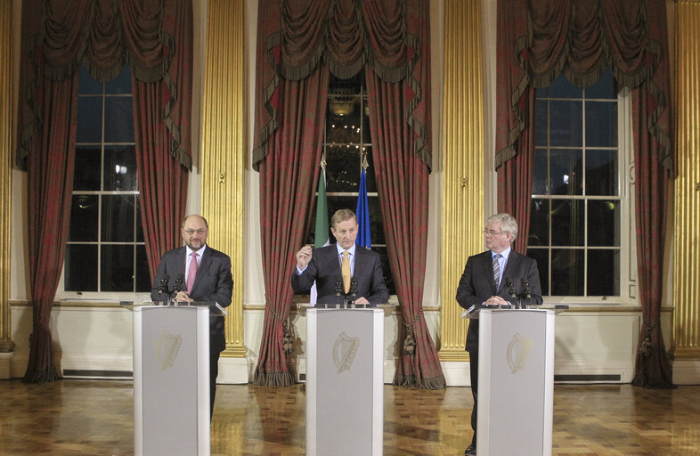 Fotogrāfija 21: European Parliament President Martin Schulz (L), Irish Prime Minister Enda Kenny (C) and deputy Prime Minister Eamon Gilmore (R) arrive for a short press conference at Dublin Castle in Dublin, Ireland on November 29, 2012.