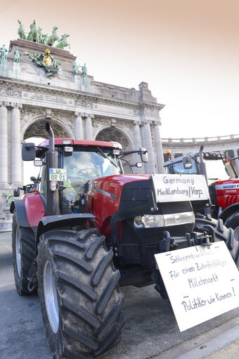 Φωτογραφία 29: Demonstration called '1,000 tractors to Brussels' by European milk producers in the European area of Brussels