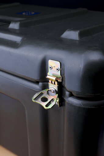 Foto 1: Lock of moving trunk ( canteen ) of the EP