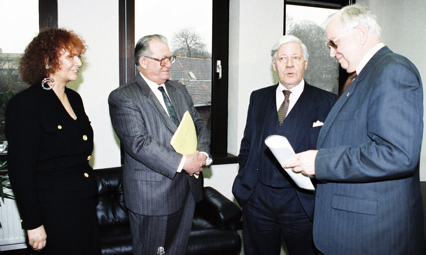 Fotagrafa 1: EP President Egon KLEPSCH meets with Helmut SCHMIDT at the European Parliament.