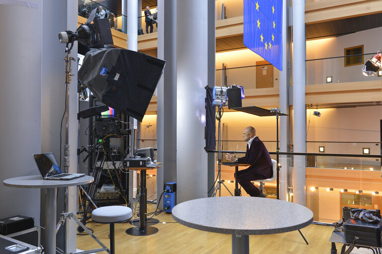 Photo 11: Stand up Position 1 at the Lobby set in Strasbourg