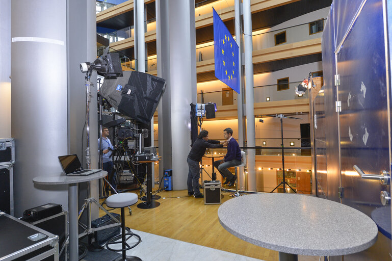 Photo 2: Stand up Position 1 at the Lobby set in Strasbourg