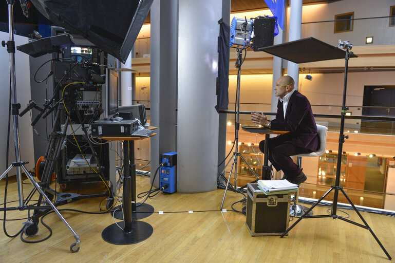 Photo 6: Stand up Position 1 at the Lobby set in Strasbourg