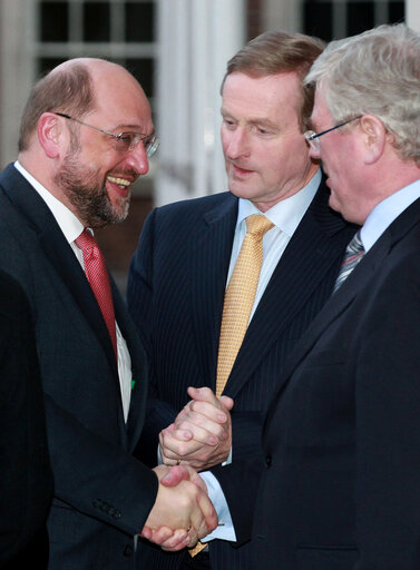 Valokuva 18: COP in Dublin. European Parliament President Martin Schulz (L) waves to journalists with Irish Prime Minister Enda Kenny (R) as he arrives at Dublin Castle in Dublin, Ireland