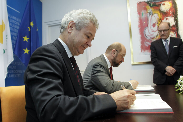 Foto 2: Lex Signing including directives on the Single European Railway Area (Recast), on minimum level of training of seafarers, regulation on agricultural product quality schemes, decision on 2013 as the European Year of Citizens.