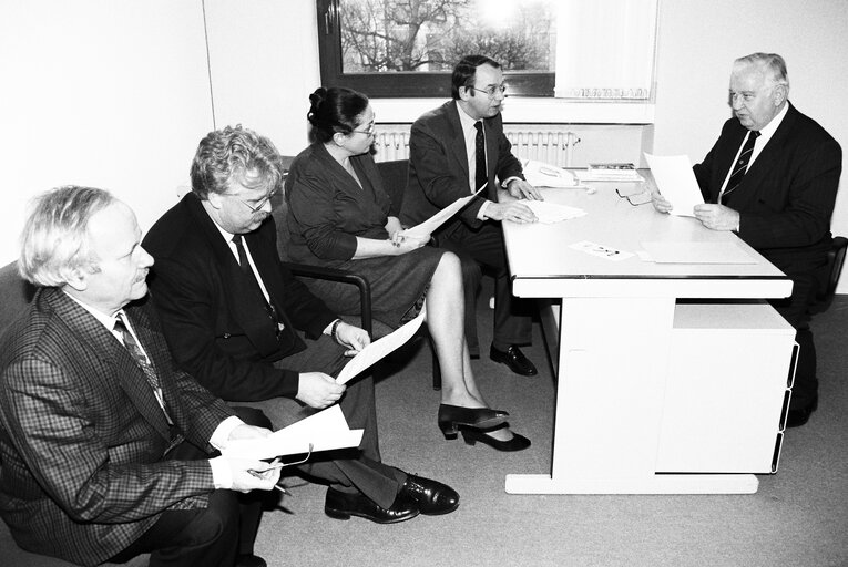 Foto 13: EP President Egon KLEPSCH meets with Winfried MENRAD, Martine BURON, Raphael CHANTERIE and Elmar BROK at the European Parliament.