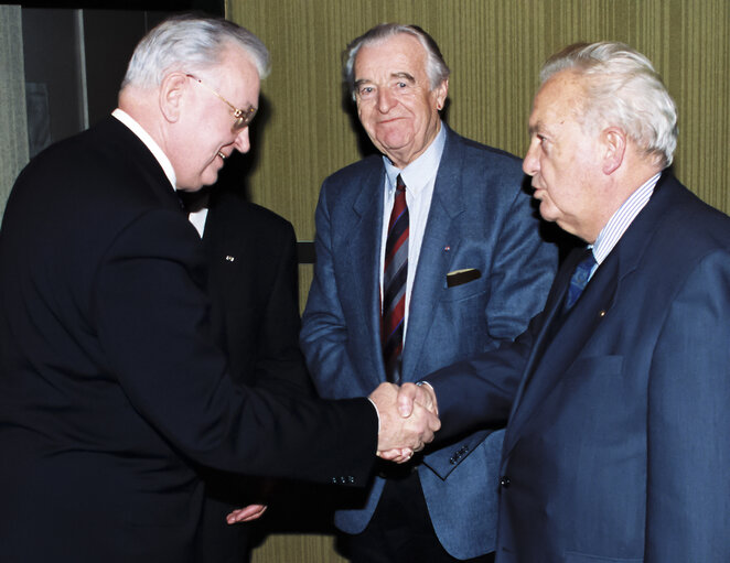 Foto 9: EP President Egon KLEPSCH meets with the Delegation from concentration camps at the European Parliament.