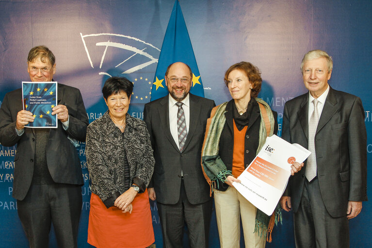 Снимка 2: Martin SCHULZ EP President meets with Sir Tim HUNT, Nobel Laureate in Physiology or Medicine 2011