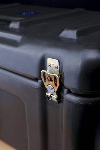 Fotagrafa 2: Lock of moving trunk ( canteen ) of the EP