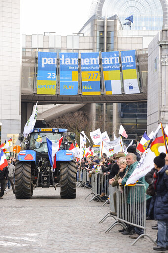 Fotografija 9: Demonstration called '1,000 tractors to Brussels' by European milk producers in the European area of Brussels