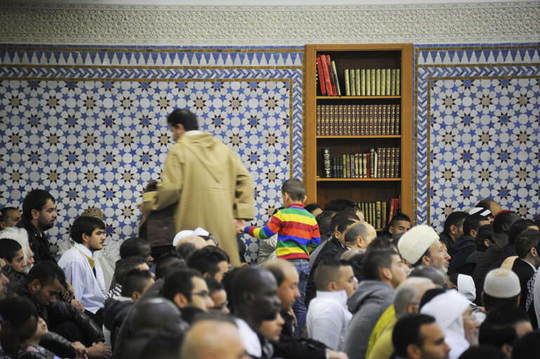 Foto 24: Muslims praying in the Strasbourg Mosque