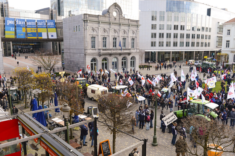 Fotografija 3: Demonstration called '1,000 tractors to Brussels' by European milk producers in the European area of Brussels