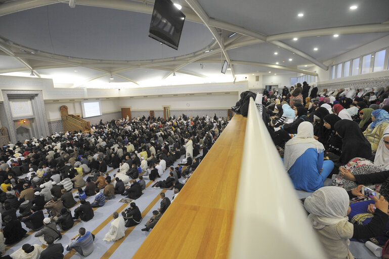 Foto 35: Muslims praying in the Strasbourg Mosque