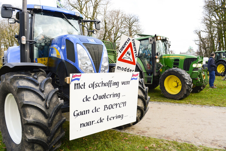 Φωτογραφία 16: Demonstration called '1,000 tractors to Brussels' by European milk producers in the European area of Brussels