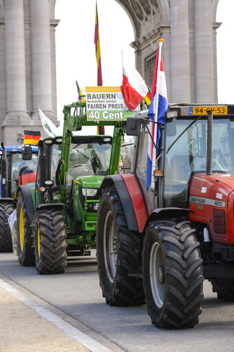 Φωτογραφία 25: Demonstration called '1,000 tractors to Brussels' by European milk producers in the European area of Brussels