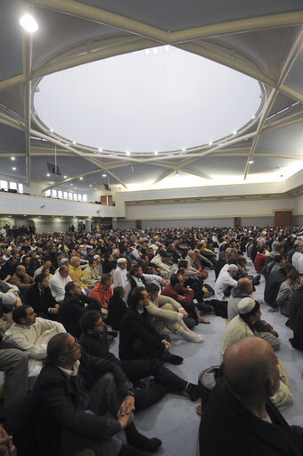 Valokuva 11: Muslims praying in the Strasbourg Mosque