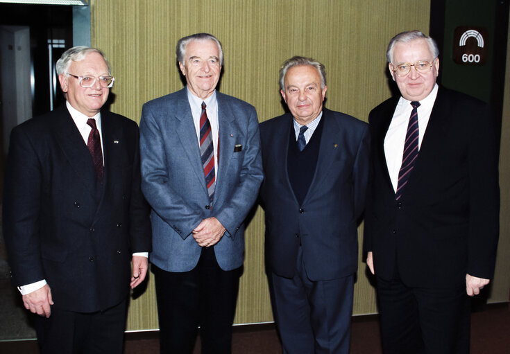 Fotografia 11: EP President Egon KLEPSCH meets with the Delegation from concentration camps at the European Parliament.