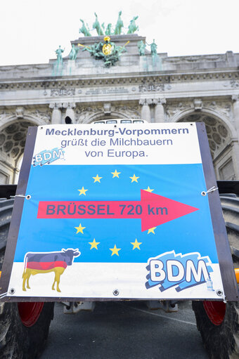 Φωτογραφία 28: Demonstration called '1,000 tractors to Brussels' by European milk producers in the European area of Brussels