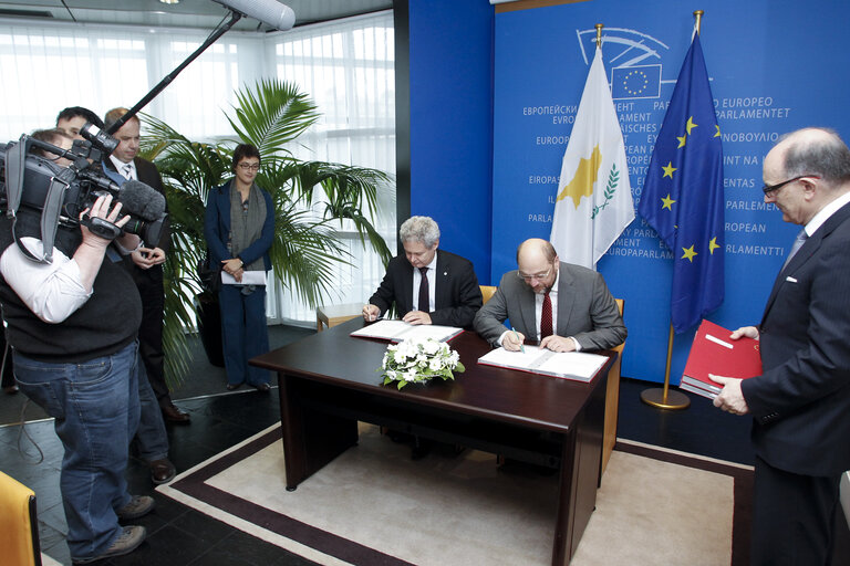 Foto 4: Lex Signing including directives on the Single European Railway Area (Recast), on minimum level of training of seafarers, regulation on agricultural product quality schemes, decision on 2013 as the European Year of Citizens.