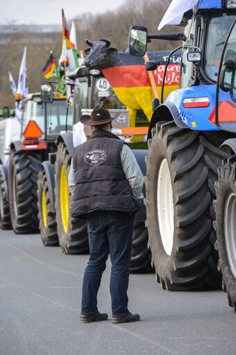 Φωτογραφία 22: Demonstration called '1,000 tractors to Brussels' by European milk producers in the European area of Brussels