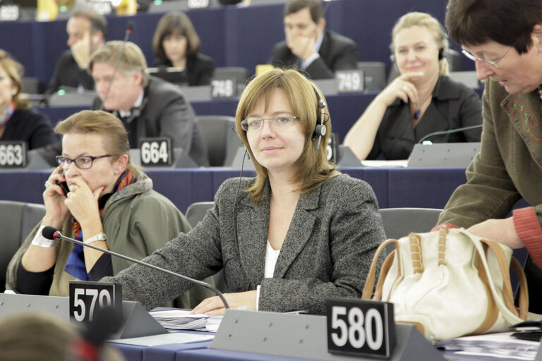 Fotografi 2: Sidonia Elzbieta JEDRZEJEWSKA in Plenary Session in Strasbourg - Week 43 - 2012 during vote