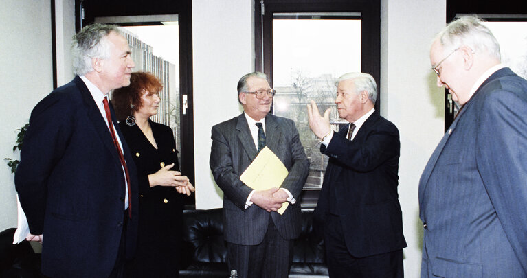 Снимка 2: EP President Egon KLEPSCH meets with Helmut SCHMIDT at the European Parliament.