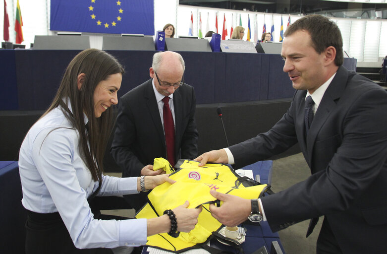 Fotografi 2: Handover Dortmund football team jersey