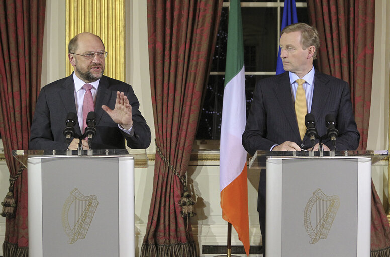 Valokuva 28: European Parliament President Martin Schulz (L), Irish Prime Minister Enda Kenny (R) speak to journalists during a short press conference at Dublin Castle in Dublin, Ireland on November 29, 2012.