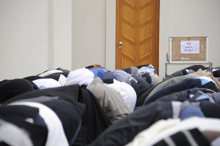 Foto 19: Muslims praying in the Strasbourg Mosque